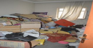 Evden 3 Kamyon Çöp Çıktı, Zabıta Türk Bayrağını Öpüp Başına Koydu
