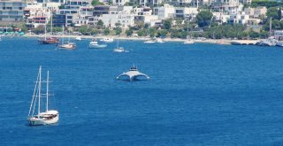 Uzay Mekiği Görünümündeki 15 Milyonluk Yat Bodruma Demirledi