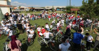 Başkan Yanılmaz, Yaz Kampına Katılan Çocuklara Bisiklet Hediye Etti