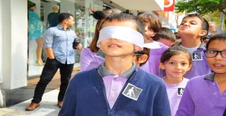Gözleri Bandajlı Ellerindeki Bastonlarla Yürüdüler