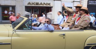 İstiklal Caddesini Rengarenk Klasik Araçlar Süsledi