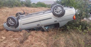 Mıcır Yüzünden Araç Takla Attı: 2 Yaralı