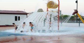 Çocuklar Hem Serinliyor Hem Eğleniyor