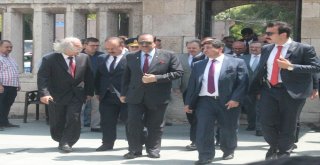 Pakistan Cumhurbaşkanı Hüseyin, Mevlana Hazretlerinin Türbesini Ziyaret Etti