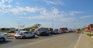 Tatilcilerin Sıra Çilesi: Yüzlerce Araç Sıra Bekliyor