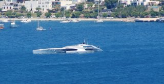 Uzay Mekiği Görünümündeki 15 Milyonluk Yat Bodruma Demirledi