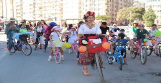 Süslü Kadınlar, Egzoz Kokusuna Karşı Pedal Çevirdi