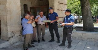 Polis Vatandaşa Soğuk Limonata İkram Etti