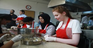 (Özel Haber) Dünyanın Dört Bir Yanından Gelen Öğrenciler Dolma Sardı, Mantı Yaptı