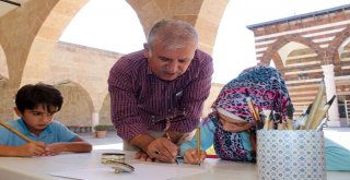 Kuran Kursunda Hat Sanatını Öğreniyorlar