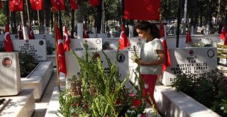 Şehitlikte Hüzünlü Bayramlaşma