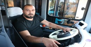 Kalp Krizi Geçiren Yolcuyu Kucağında Taşıdı