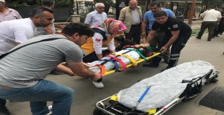 Anne Ve Kızının Üzerine Reklam Tabelası Düştü