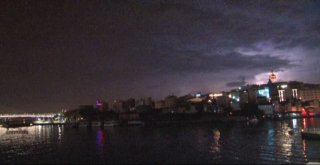 İstanbulda Şimşekler Geceyi Aydınlattı