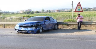 Otomobil Bariyerlere Çarptı, Kimsenin Burnu Bile Kanamadı