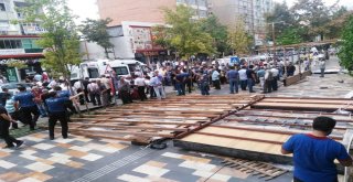 Anne Ve Kızının Üzerine Reklam Tabelası Düştü