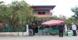 Tartıştığı Üvey Annesini Boğazını Keserek Öldürdü