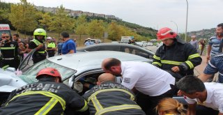 Kontrolden Çıkan 2 Otomobil Kafa Kafaya Çarpıştı: 1İ Ağır 3 Yaralı