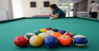 Yenimahalleliler, Gençlik Merkezinde Eğleniyor