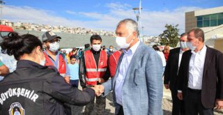 Zeydan Karalar, 'İzmir'de siyaset yok, yaraları sarma, acıları paylaşma var.'