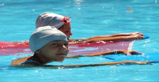 Yaz Okulu Öğrencileri Şenlik Havasında Sertifikalarını Aldı