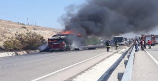 Manisada Seyir Halindeki Tır Alev Alev Yandı