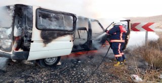 Minibüs Alev Aldı, Sürücü Son Anda Canını Kurtardı