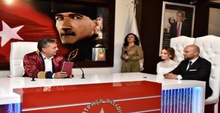 Tanıştıkları Gün Ve Saatte Evlendiler