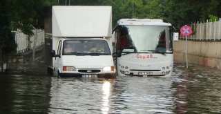 Bursa'da Selde 2 Çocuk Evde Mahsur Kaldı