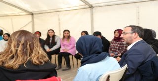 Bakan Kasapoğlundan Gençlik Kampına Sürpriz Ziyaret