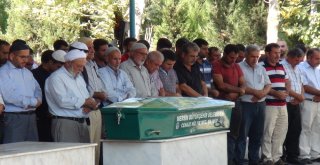 Mersindeki Aile Faciasının Kurbanları Toprağa Verildi