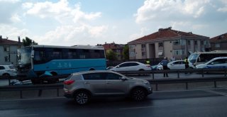 (Özel) Özel Halk Otobüsü Bariyerlere Çıktı, Faciadan Dönüldü