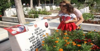 Şehit Babasına Bayram Şekeri Getirdi