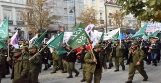 Polonyada “Üniformalı Memurlar” Hükümeti Protesto Etti