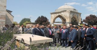 Pakistan Cumhurbaşkanı Hüseyin, Mevlana Hazretlerinin Türbesini Ziyaret Etti