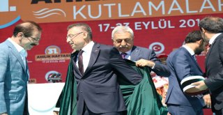 Cumhurbaşkanı Yardımcısı Oktay, Bakan Pekcan İle Birlikte Türk Bayrağı Logolu Aşure Dağıttı