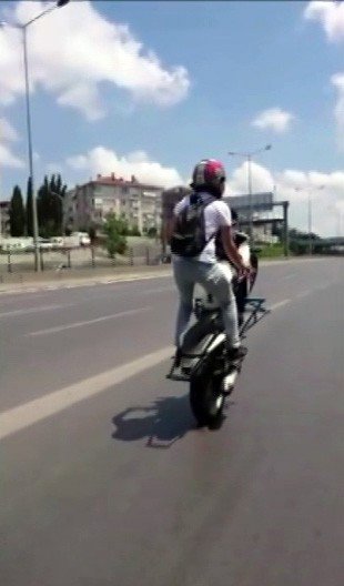 (Özel) E-5 Karayolunda Motosikletli Magandanın Tehlikeli Tek Teker Şovu Kamerada