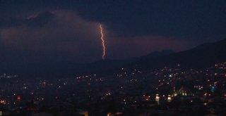 Bursada Gökyüzünü Şimşekler Aydınlattı