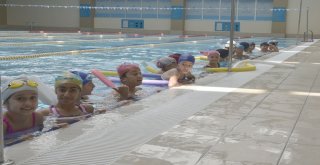 Kırsal Mahalle Sakini Çocuklara Tepebaşı Belediyesinden Karne Hediyesi