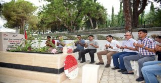 Başkan Yücel, Vatandaşlara Çiçek Dağıttı