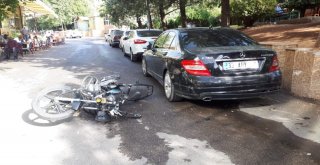 Motosiklet Park Halindeki Otomobile Çarptı: 1 Yaralı