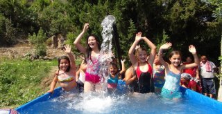 Köy Çocuklarının Traktör Havuzunda Seyyar Serinlik Keyfi