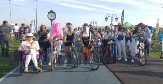 Süslü Kadınlar Egzoz Gazına Karşı Pedalladı