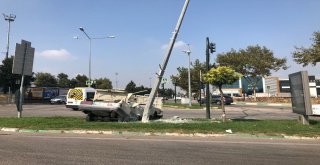 Elektrik Direğine Çarpan Otomobil Kağıt Gibi Yırtıldı