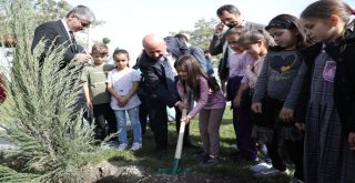 Miniklerin Fidanları Kendileriyle Büyüyecek