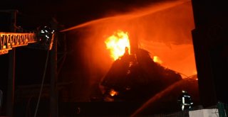 Bursadaki Fabrika Yangınına 50 İtfaiye Aracı İle 150 İtfaiyeci Müdahale Ediyor
