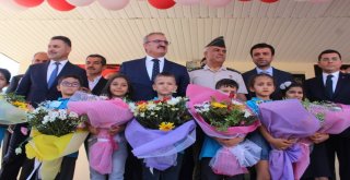 İlk Ders Zilini Vali Karaloğlu Çaldı