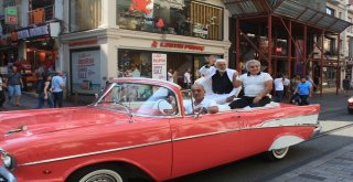 İstiklal Caddesini Rengarenk Klasik Araçlar Süsledi