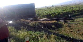 Manisada Doğalgaz Borusu Yüklü Tır Devrildi: 2 Yaralı