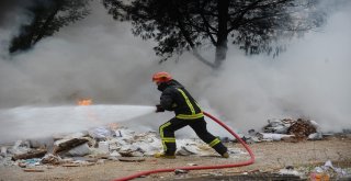 Bursada Boş Bir Araziye Bırakılan Tekstil Atıkları Alev Alev Yandı